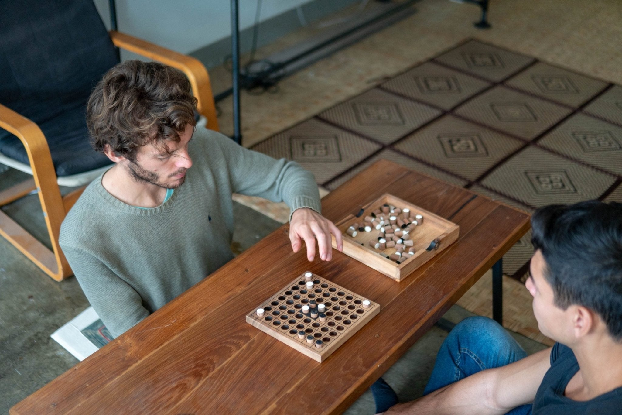 friends playing reversal at a coffee table