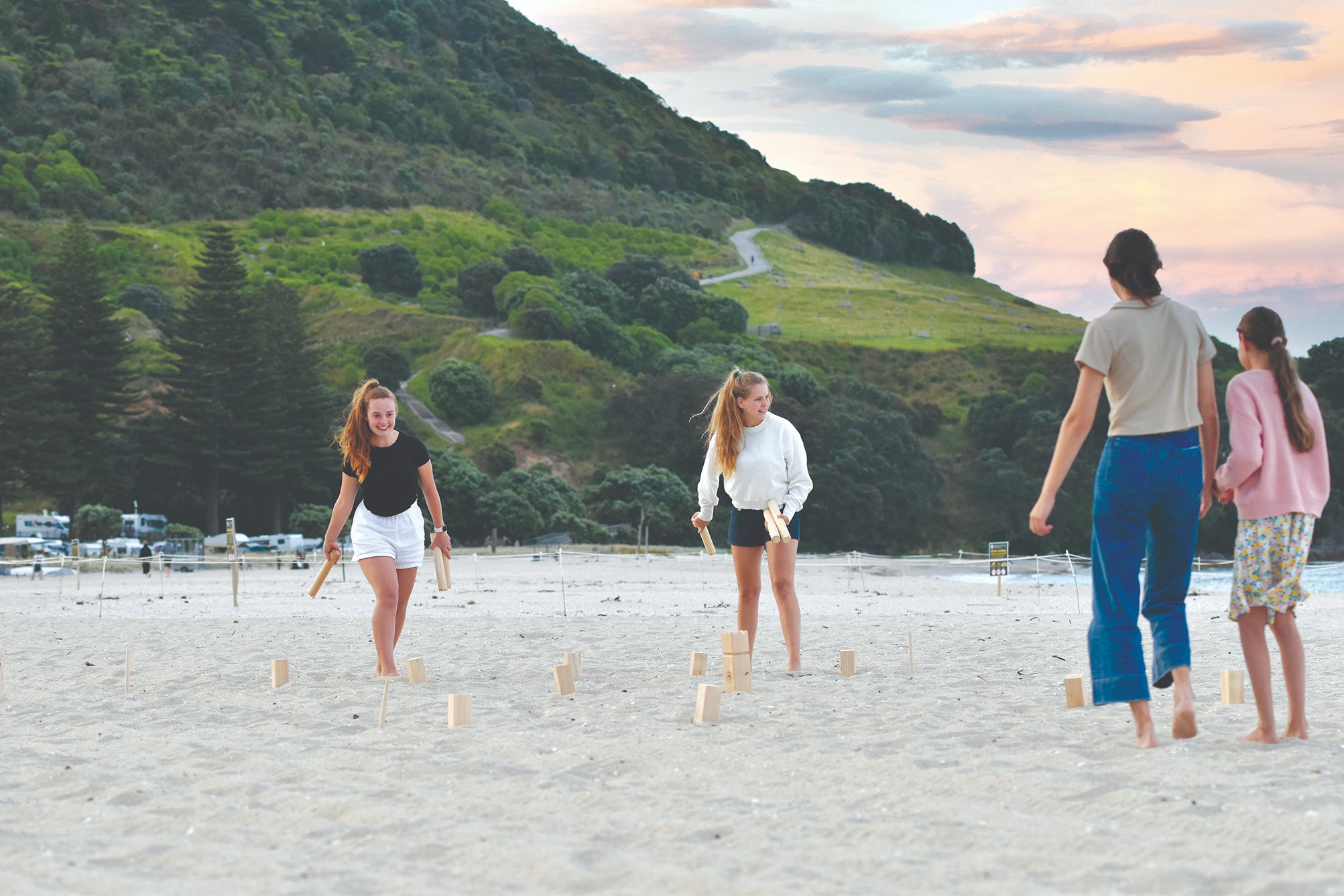 Kubbs-Girls-Beach-3_1.jpg
