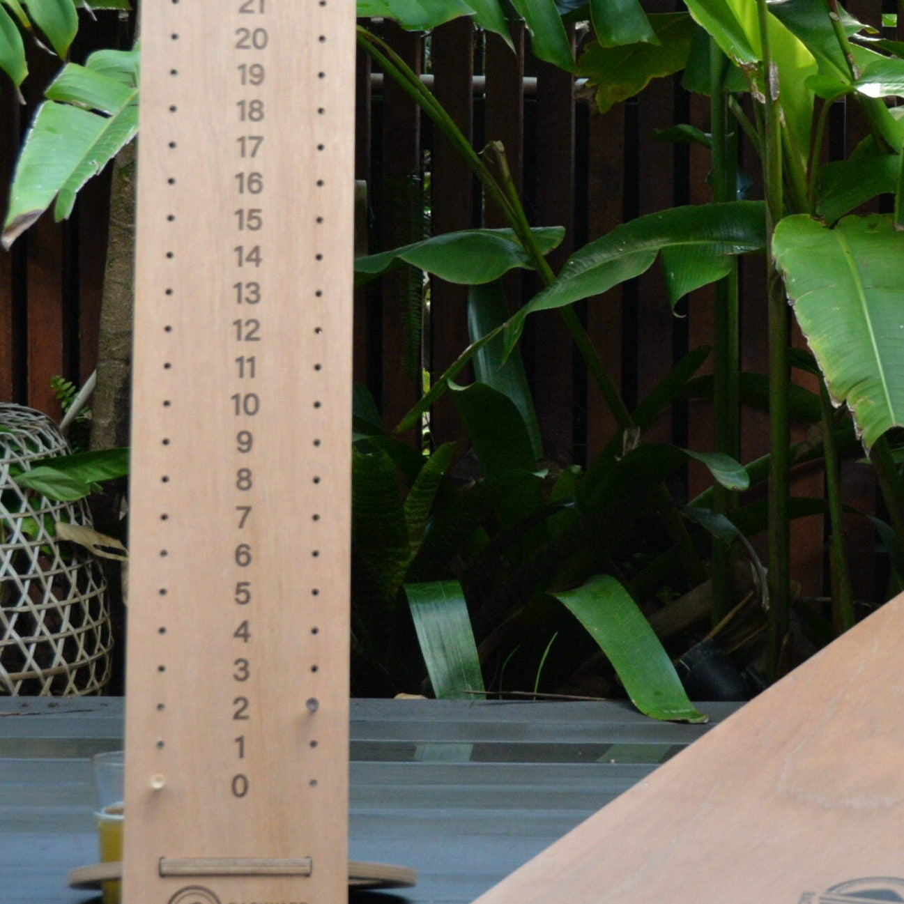 wooden-scoreboard-with-drinks-holder-3934163.jpg